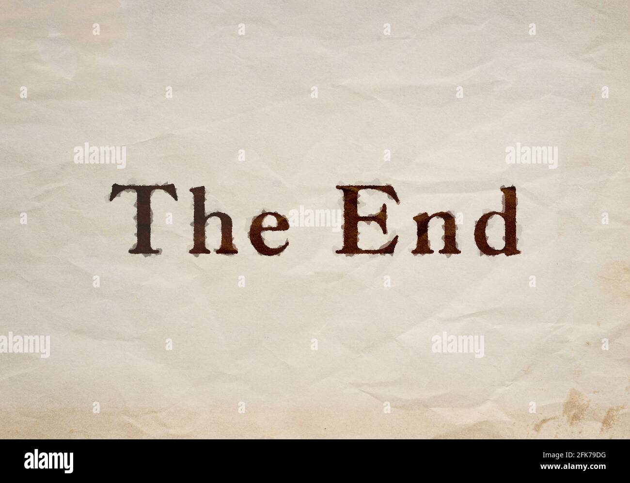 Primo piano del testo "The End" su una vecchia carta beige macchiata e sbriciolati. Foto Stock