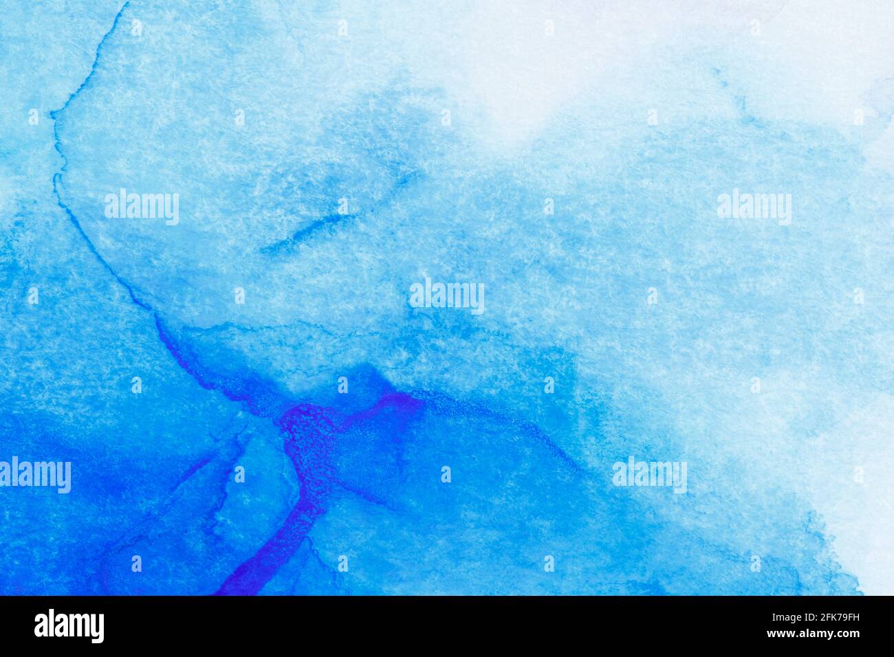 Macro close-up di strati di inchiostro blu alcol e schizzi, sfondo astratto. Inchiostro fluido, sfondo colorato con texture full frame. Colori vivaci. Foto Stock