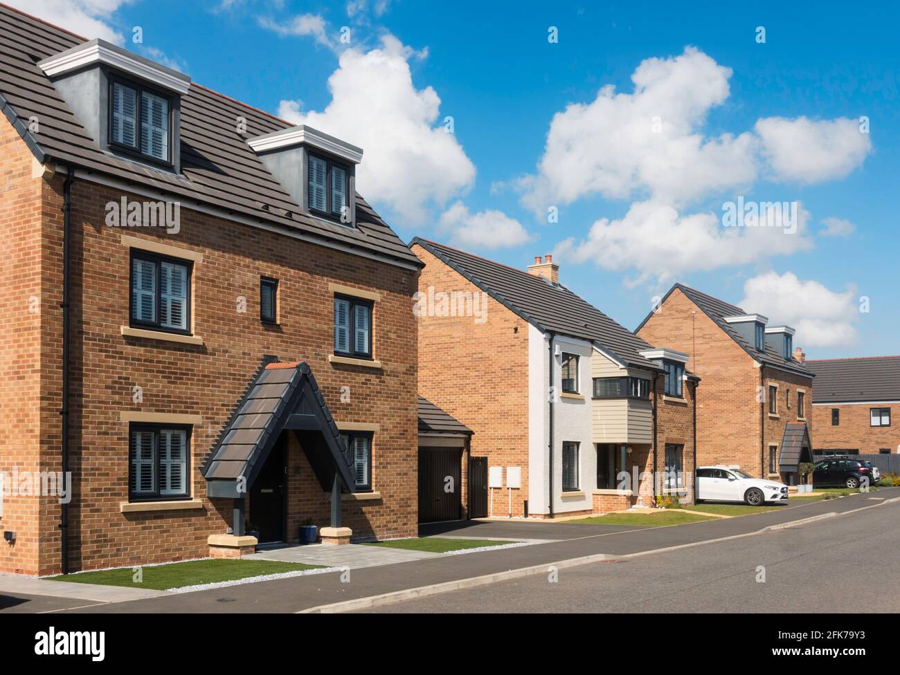 Una fila di moderne case indipendenti su una tenuta di alloggi a Washington, Inghilterra nord-orientale, Regno Unito Foto Stock
