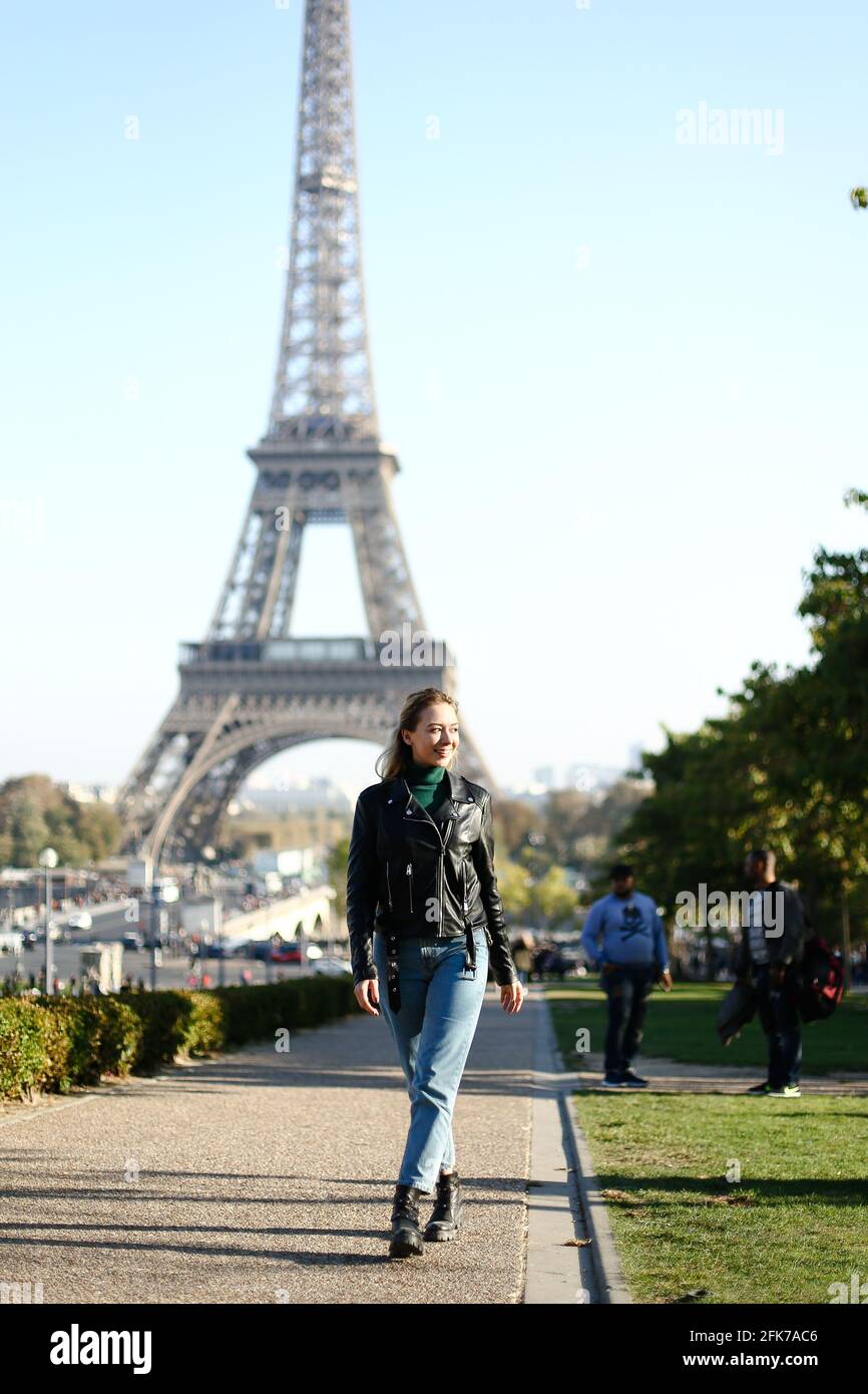 Bionda caucasica che cammina vicino alla Torre Eiffel a Parigi, Francia  Foto stock - Alamy