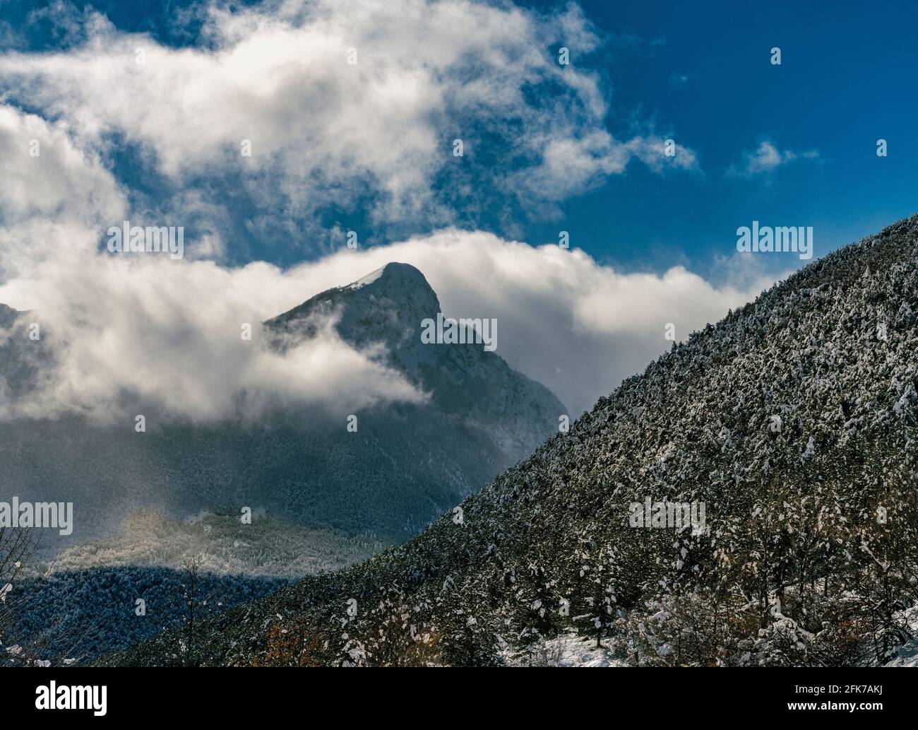 Paesaggio invernale con le montagne dell'Abruzzo Lazio e del Parco Nazionale del Molise innevate. Abruzzo, Italia, Europa Foto Stock