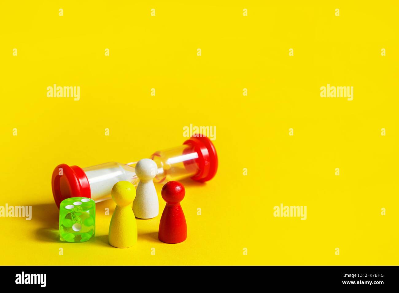Layout dei giochi da tavolo su sfondo giallo: Dadi, chip, timer clessidra.  Intrattenimento a casa per bambini e adulti. Spazio di copia Foto stock -  Alamy