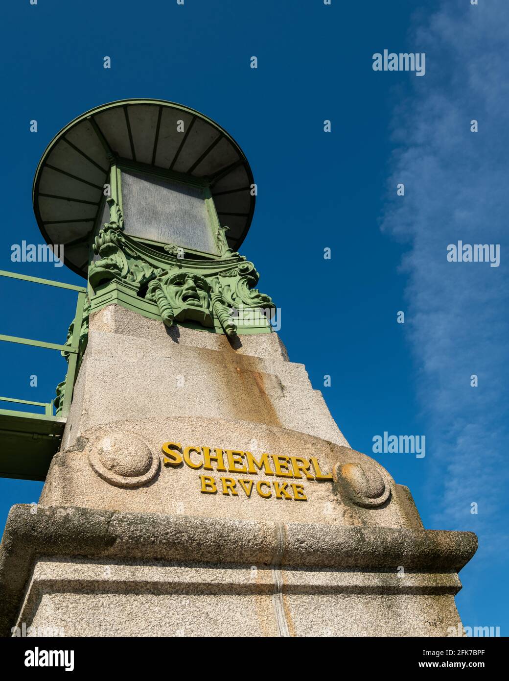 Montante con lampada del Schemerlbrücke (ponte di Schemerl) A Vienna (Austria) in una giornata di sole in primavera Foto Stock