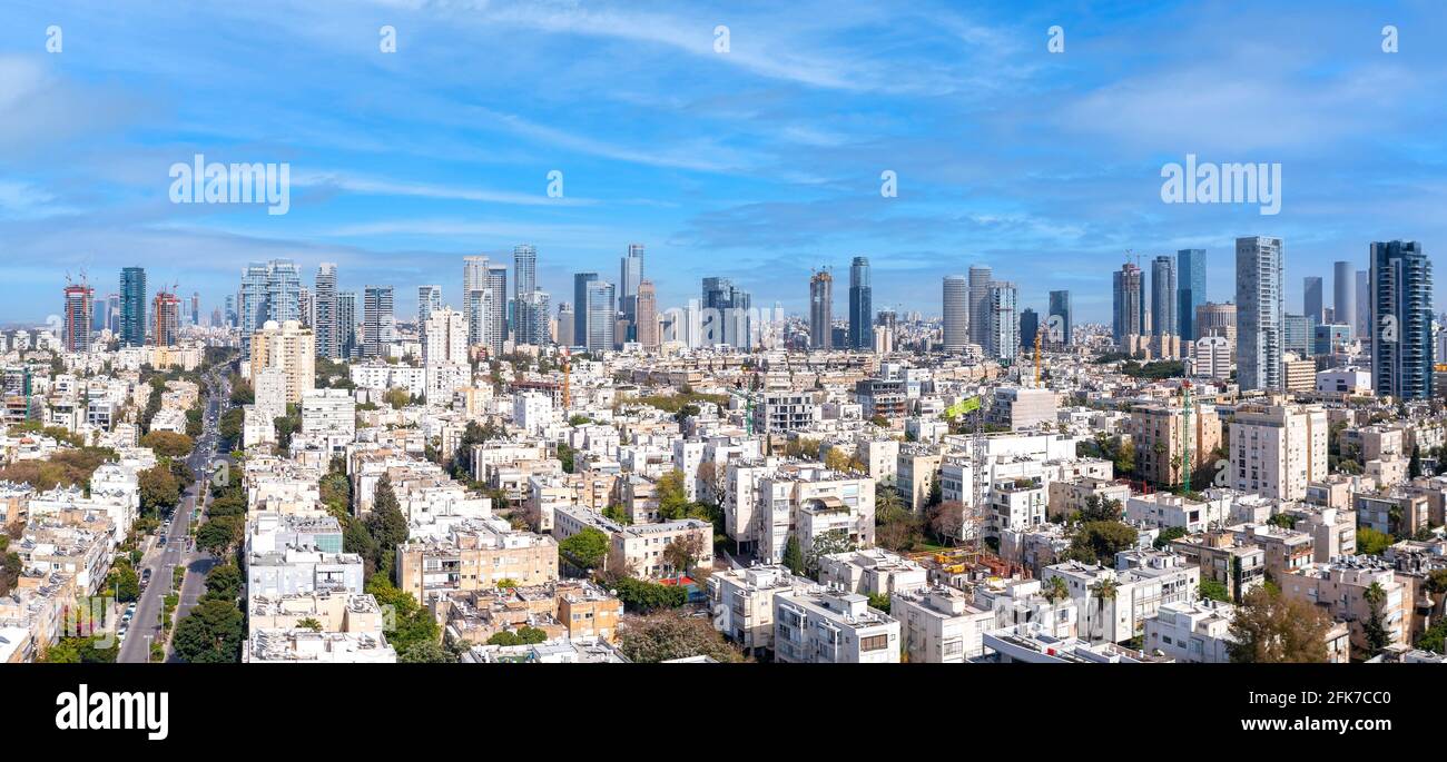 Skyline di Tel Aviv su piazza Kikar Hamedina con grattacieli del quartiere degli affari all'orizzonte, vista aerea. Foto Stock