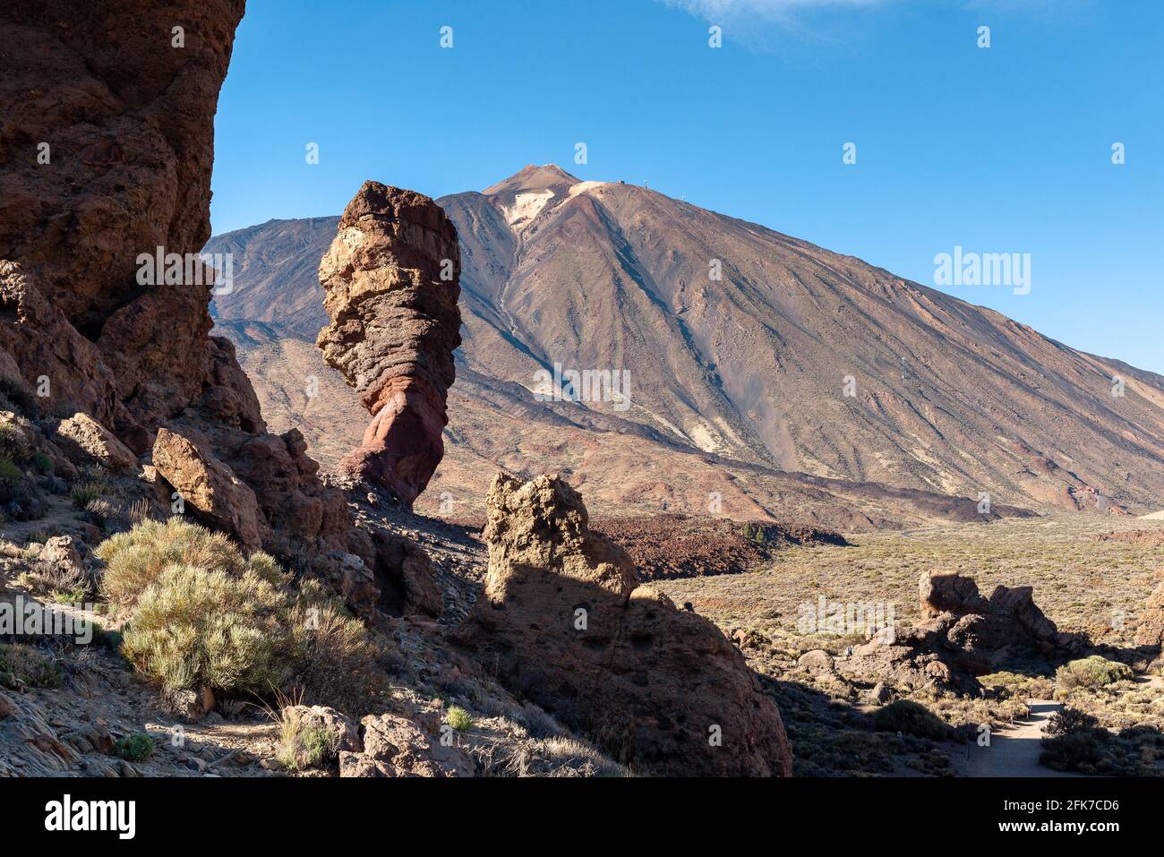 Roque Cincchado e la cima del vulcano Teide, Parco Nazionale del Teide, isola di Tenerife, Spagna Foto Stock