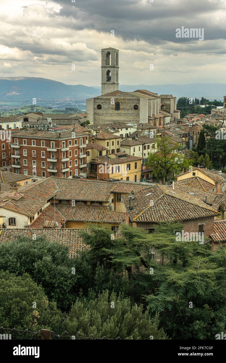 Paesaggio urbano della città di Perugia. Imponente il convento di San Domenico con il suo campanile romanico. Perugia, Umbria, Italia, Europa Foto Stock