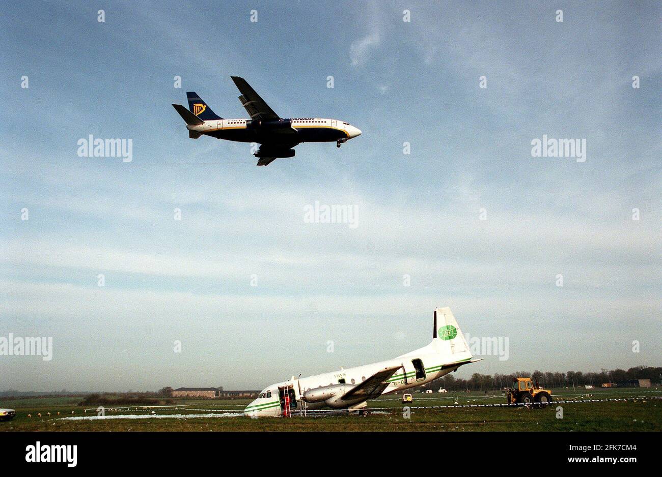 Leeds United Football Team aereo che si è schiantato marzo 1998 il L'aereo che riporta Leeds United allo Yorkshire si trova al naso giù Dopo un incidente atterrando al decollo all'aeroporto di Stansted AS un aereo vola sulla testa Foto Stock