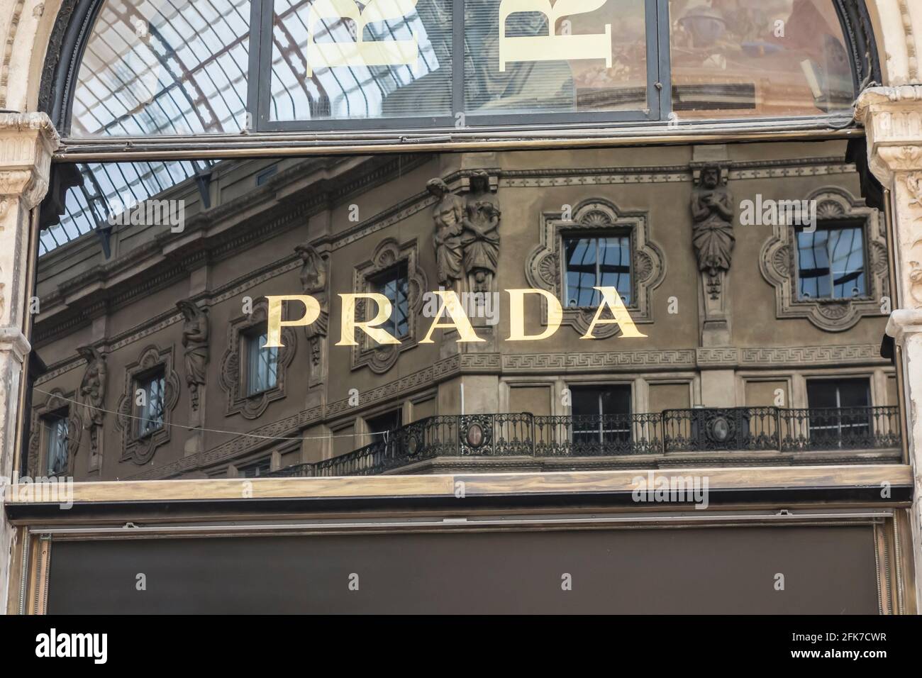 Milano - 16 settembre 2015: Cartello negozio Prada. Prada una casa italiana di lusso. Foto Stock