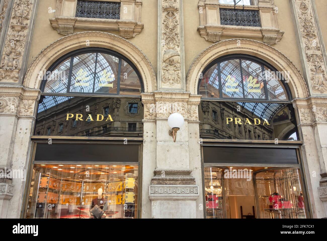 Milano - 16 settembre 2015: Cartello negozio Prada. Prada è una lussuosa casa di moda italiana. Foto Stock