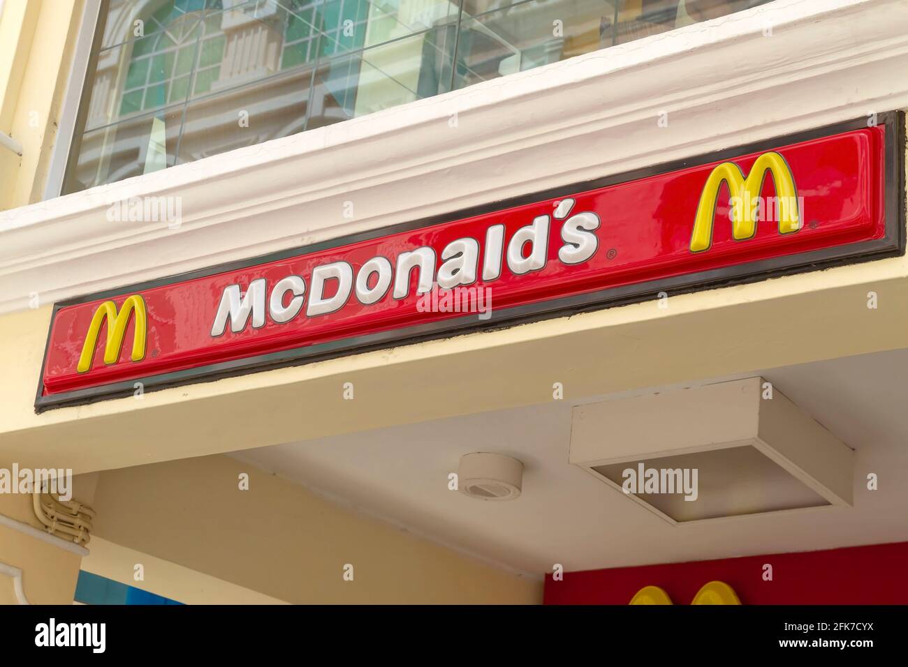 Macao Cina - 13 agosto 2012. Cartello del ristorante McDonald's. McDonald's è la più grande catena di fast food al mondo di hamburger. Foto Stock