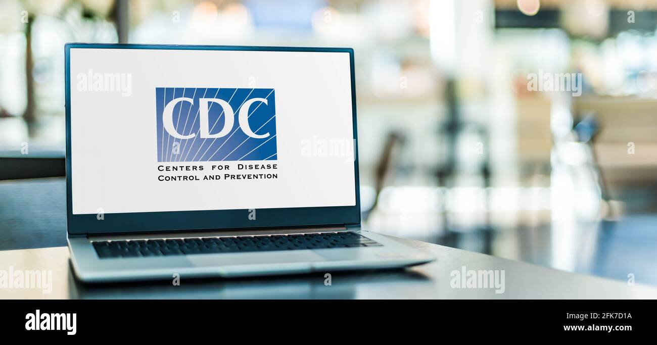 POZNAN, POL - Apr 15, 2021: Computer portatile che visualizza il logo dei Centri degli Stati Uniti per il controllo e la prevenzione delle malattie, il healt pubblico nazionale Foto Stock