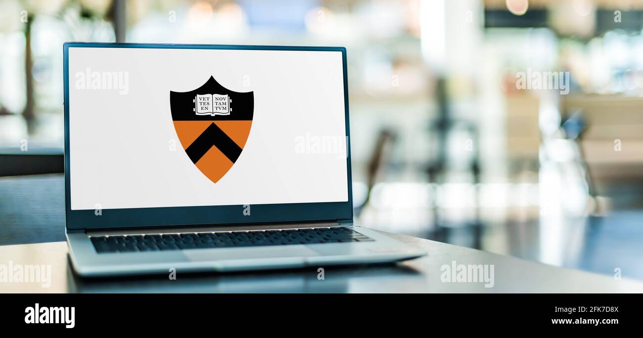 POZNAN, POL - Apr 20, 2021: Computer portatile con logo della Princeton University, un'università privata di ricerca Ivy League a Princeton, New Jersey Foto Stock
