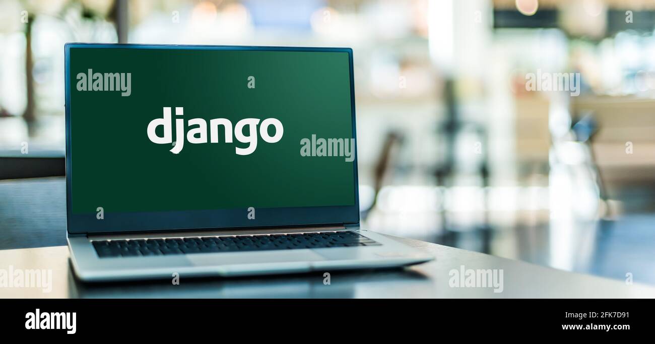 POZNAN, POL - Apr 15, 2021: Computer portatile con il logo di Django, un framework web libero e open-source basato su Python che segue il modello-templa Foto Stock