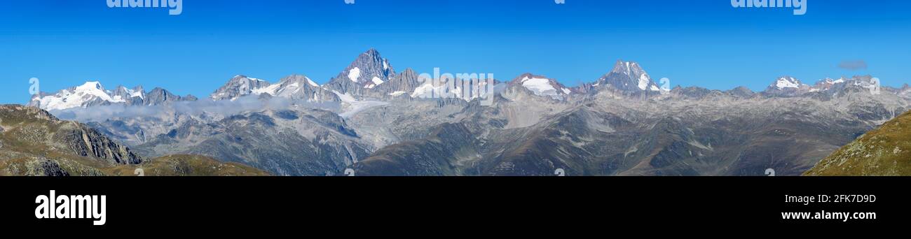 Vista panoramica dalla zona di Nufenenpass su Finsteraarhorn, Svizzera. Foto Stock