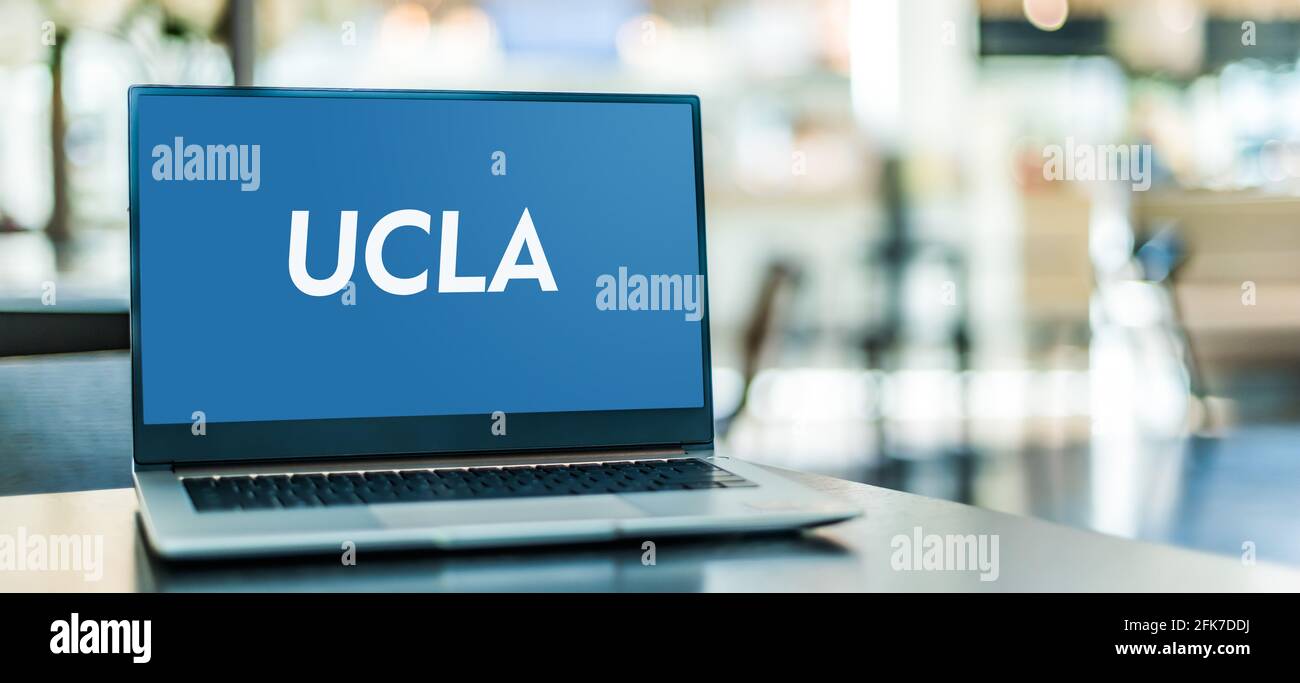 POZNAN, POL - Apr 20, 2021: Computer portatile con logo dell'Università della California, Los Angeles (UCLA), un'universi pubblica di ricerca fondiaria Foto Stock