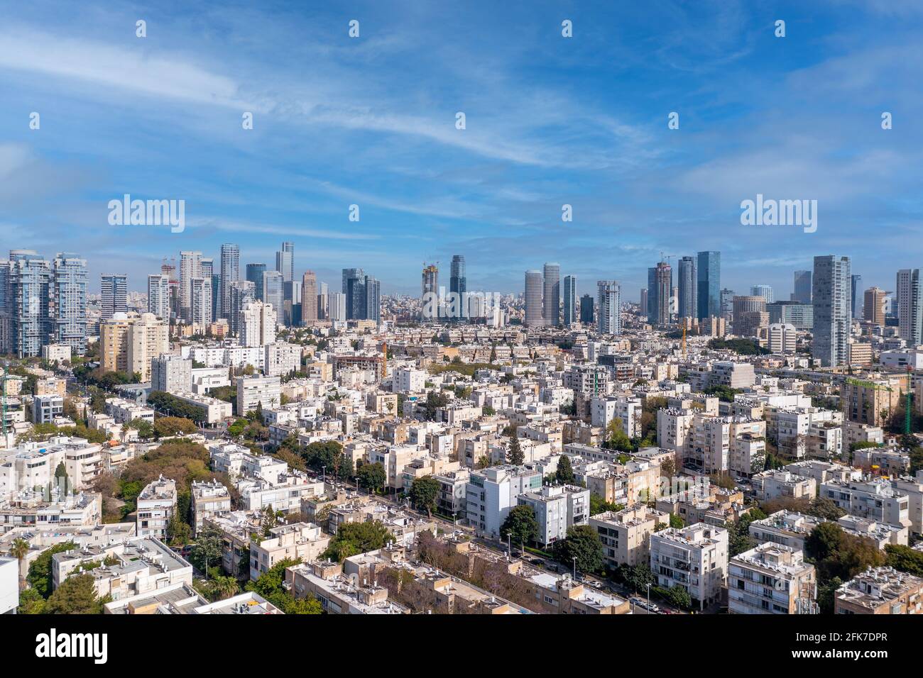 Skyline di Tel Aviv su piazza Kikar Hamedina con grattacieli del quartiere degli affari all'orizzonte, vista aerea. Foto Stock