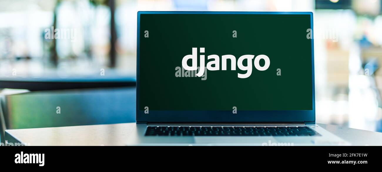 POZNAN, POL - Apr 15, 2021: Computer portatile con il logo di Django, un framework web libero e open-source basato su Python che segue il modello-templa Foto Stock