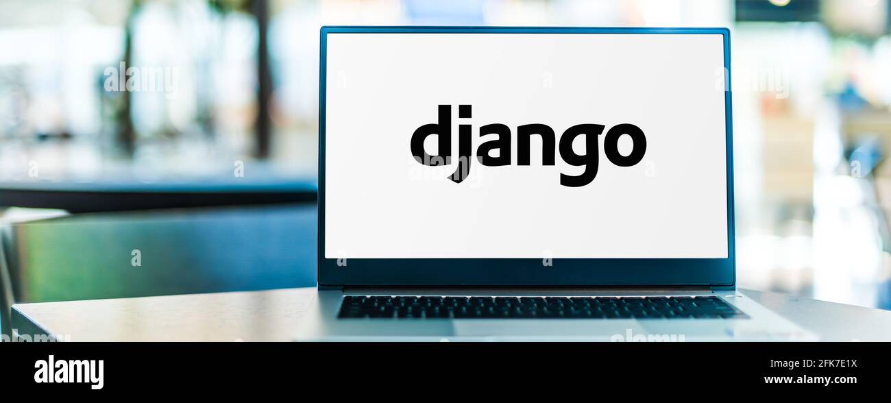 POZNAN, POL - Apr 15, 2021: Computer portatile con il logo di Django, un framework web libero e open-source basato su Python che segue il modello-templa Foto Stock