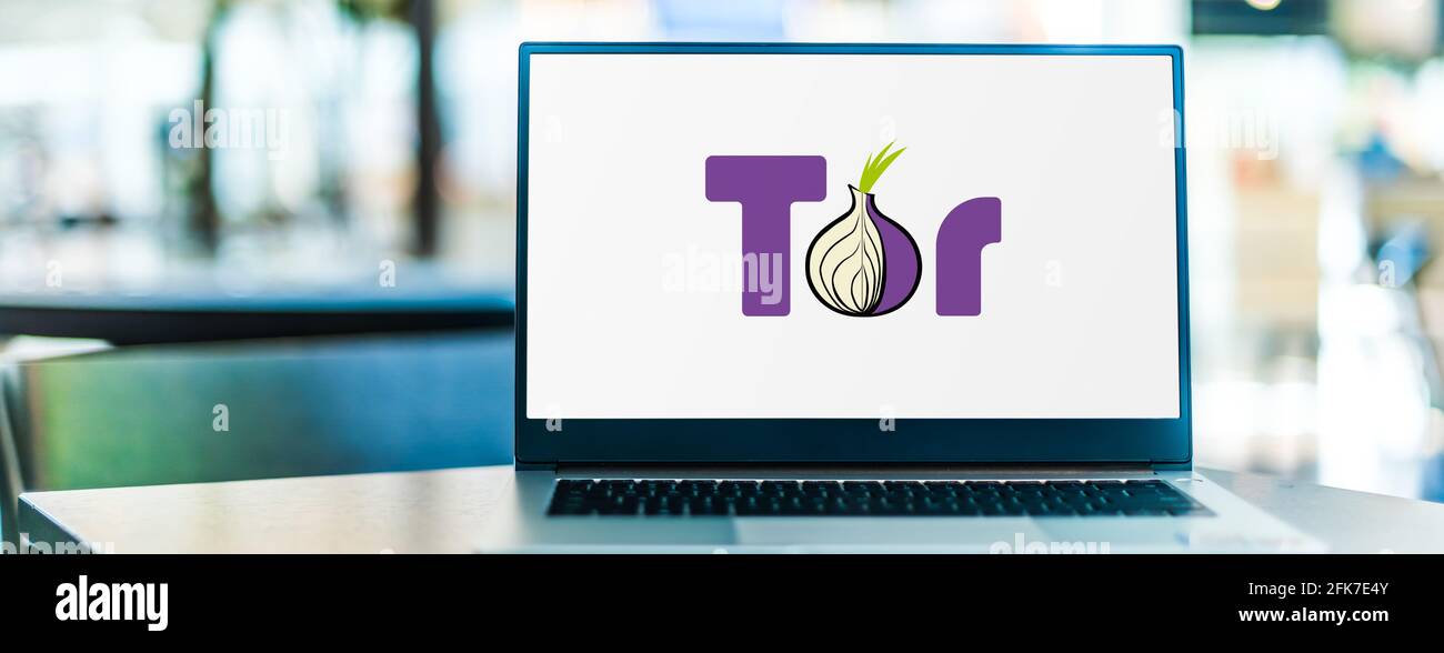 POZNAN, POL - Apr 15, 2021: Computer portatile con logo di Tor, software per la comunicazione anonima Foto Stock