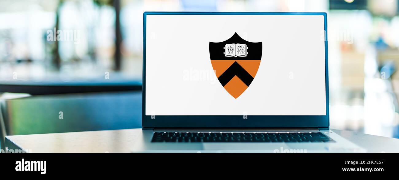 POZNAN, POL - Apr 20, 2021: Computer portatile con logo della Princeton University, un'università privata di ricerca Ivy League a Princeton, New Jersey Foto Stock