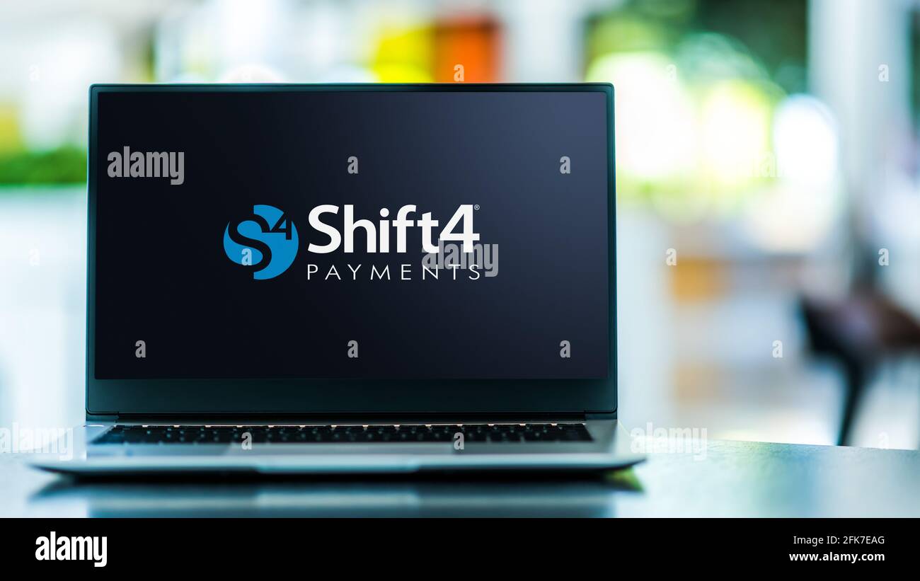 POZNAN, POL - MAR 15, 2021: Computer portatile con logo Shift4 Payments, una società di elaborazione dei pagamenti con sede ad Allentown, Pennsylvania Foto Stock