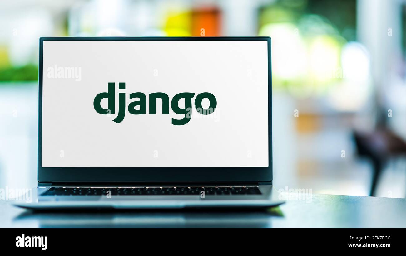 POZNAN, POL - Apr 15, 2021: Computer portatile con il logo di Django, un framework web libero e open-source basato su Python che segue il modello-templa Foto Stock