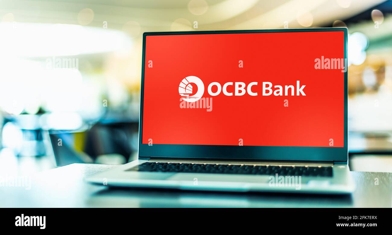 POZNAN, POL - MAR 15, 2021: Computer portatile con il logo di OCBC Bank, una multinazionale di servizi bancari e finanziari con sede in Foto Stock