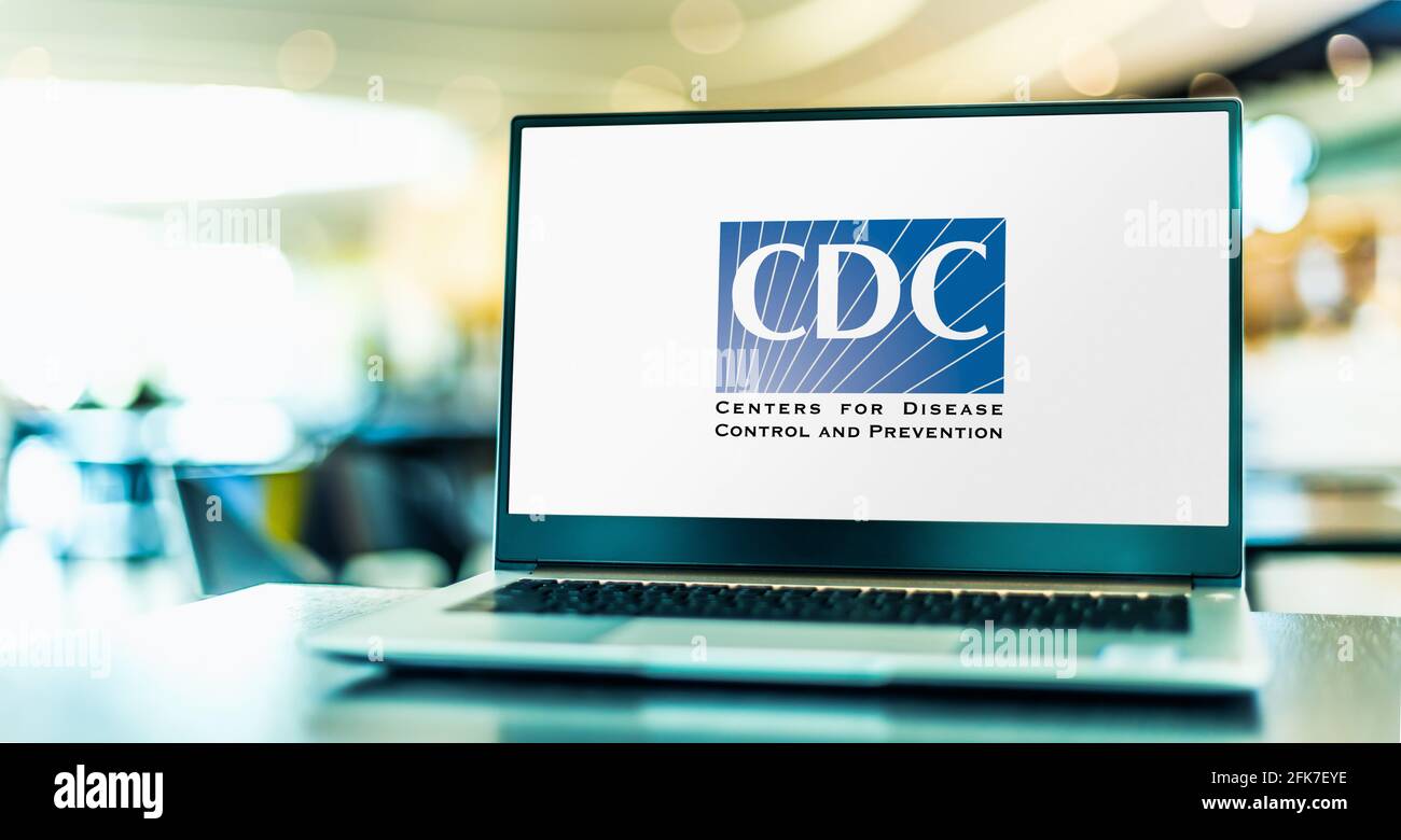 POZNAN, POL - Apr 15, 2021: Computer portatile che visualizza il logo dei Centri degli Stati Uniti per il controllo e la prevenzione delle malattie, il healt pubblico nazionale Foto Stock