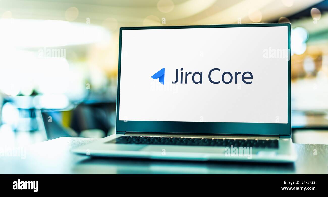 POZNAN, POL - Apr 15, 2021: Computer portatile che visualizza il logo di Jira Core, un prodotto proprietario di tracciamento dei problemi sviluppato da Atlassian inteso come gene Foto Stock