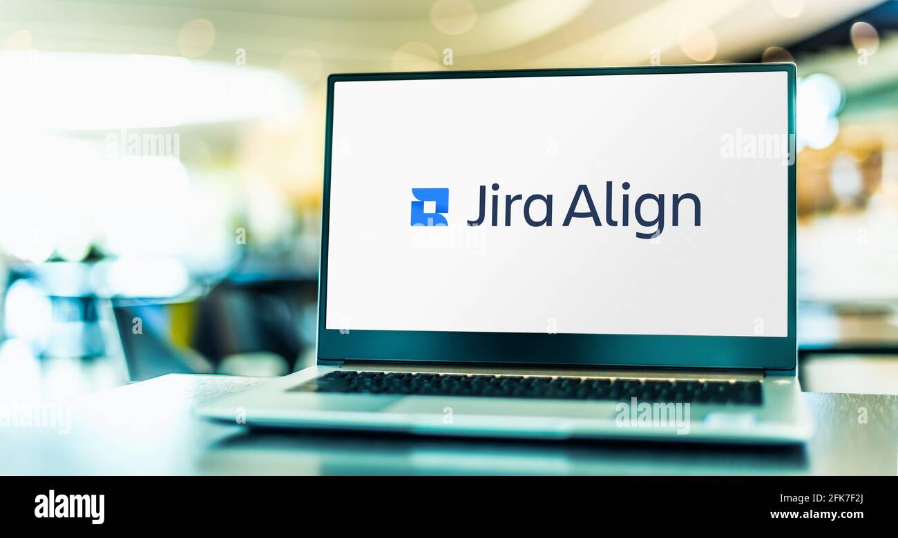 POZNAN, POL - Apr 15, 2021: Computer portatile che visualizza il logo di Jira Align, un prodotto software di Atlassian che collega la strategia aziendale alla tecnologia Foto Stock