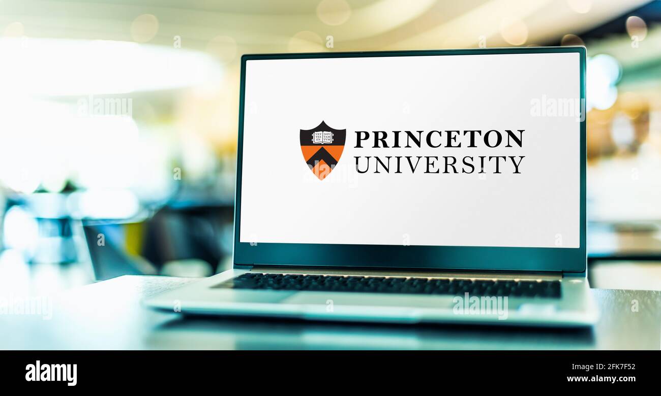 POZNAN, POL - Apr 20, 2021: Computer portatile con logo della Princeton University, un'università privata di ricerca Ivy League a Princeton, New Jersey Foto Stock