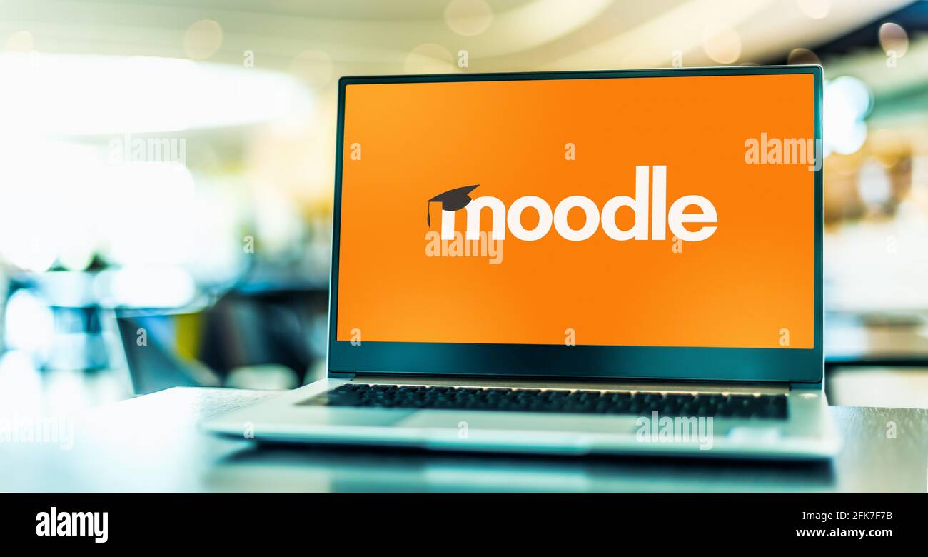 POZNAN, POL - Apr 20, 2021: Computer portatile con logo Moodle, un sistema di gestione dell'apprendimento gratuito e open-source (LMS) scritto in PHP e dist Foto Stock