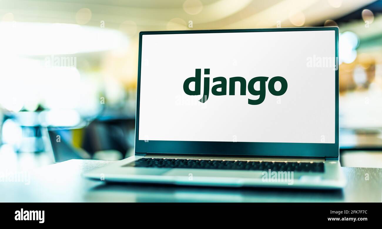 POZNAN, POL - Apr 15, 2021: Computer portatile con il logo di Django, un framework web libero e open-source basato su Python che segue il modello-templa Foto Stock
