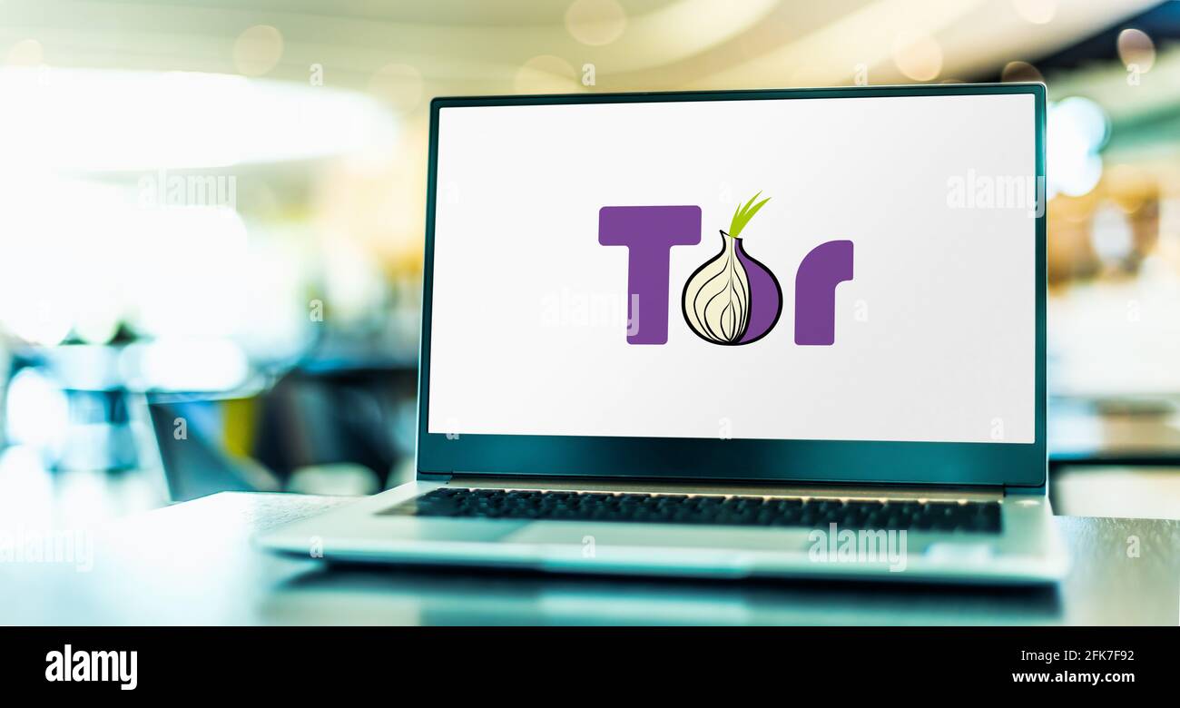 POZNAN, POL - Apr 15, 2021: Computer portatile con logo di Tor, software per la comunicazione anonima Foto Stock