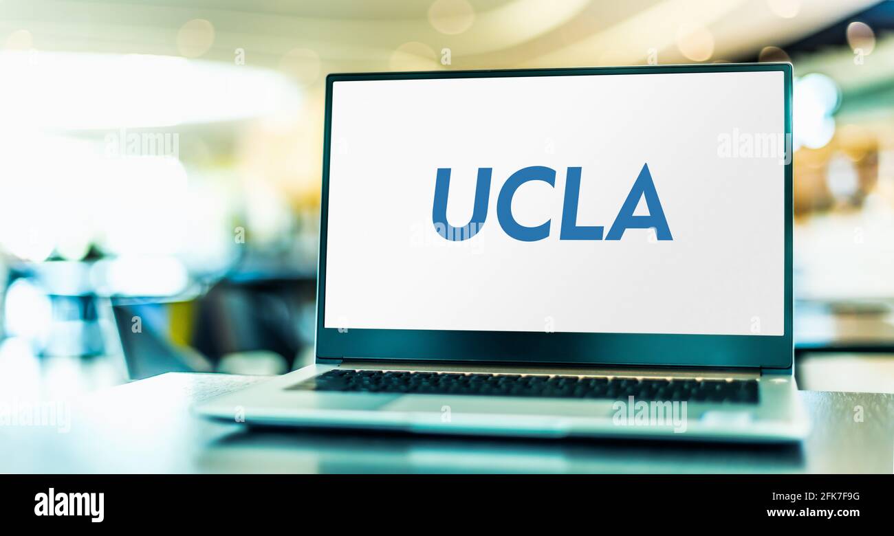 POZNAN, POL - Apr 20, 2021: Computer portatile con logo dell'Università della California, Los Angeles (UCLA), un'universi pubblica di ricerca fondiaria Foto Stock