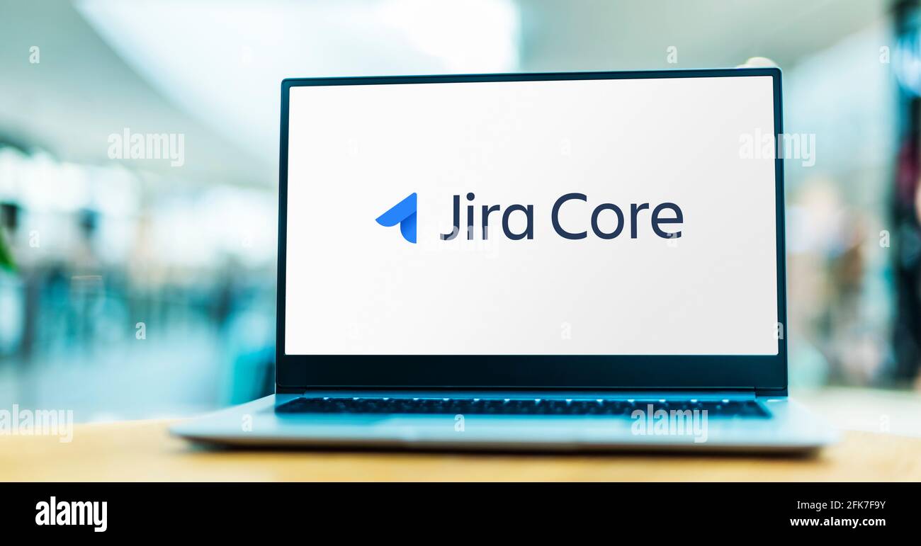 POZNAN, POL - Apr 15, 2021: Computer portatile che visualizza il logo di Jira Core, un prodotto proprietario di tracciamento dei problemi sviluppato da Atlassian inteso come gene Foto Stock