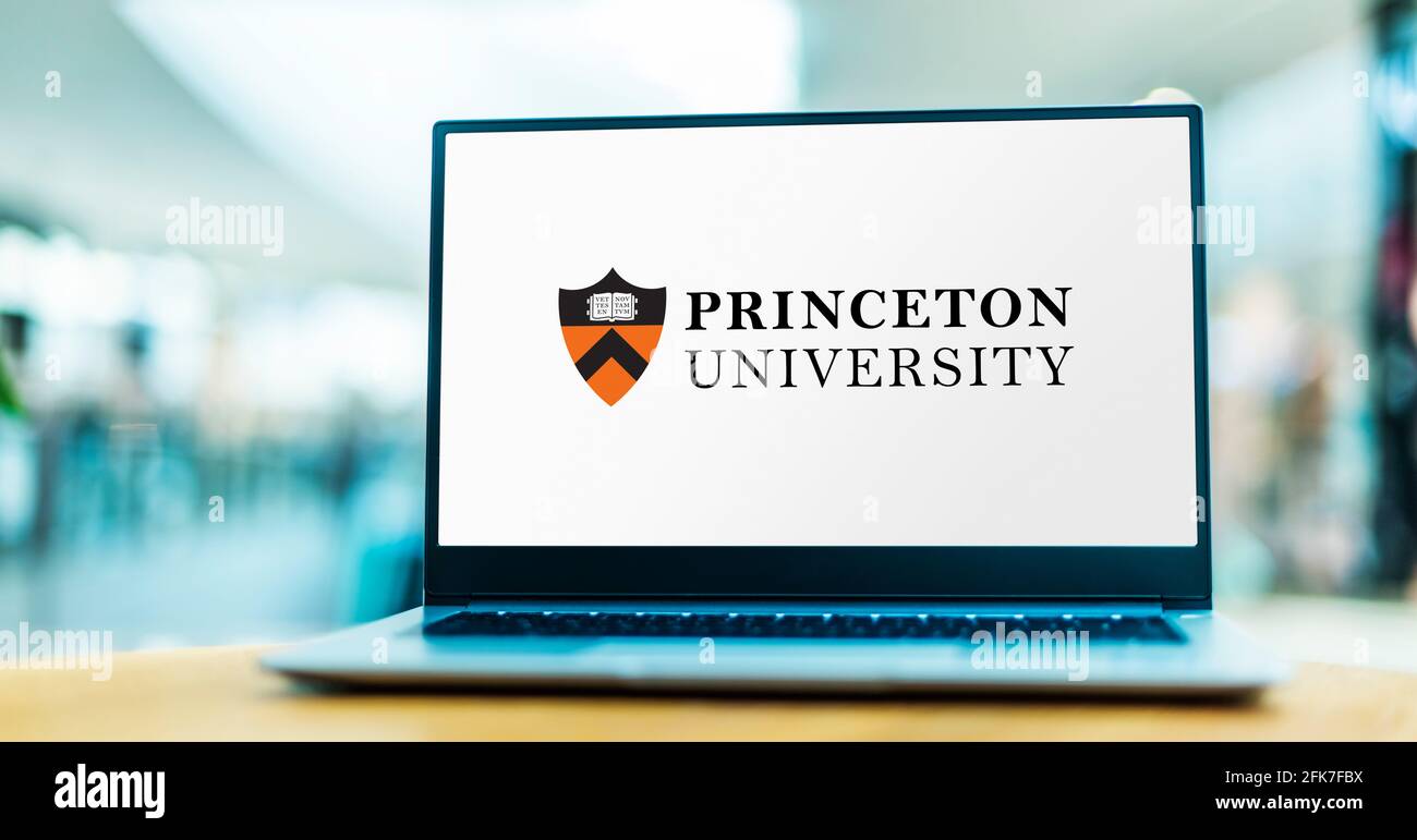 POZNAN, POL - Apr 20, 2021: Computer portatile con logo della Princeton University, un'università privata di ricerca Ivy League a Princeton, New Jersey Foto Stock
