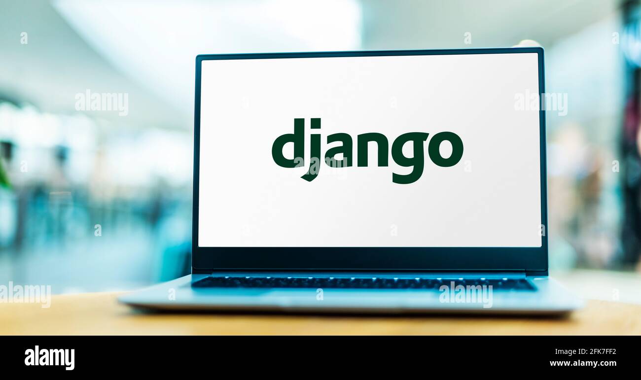 POZNAN, POL - Apr 15, 2021: Computer portatile con il logo di Django, un framework web libero e open-source basato su Python che segue il modello-templa Foto Stock