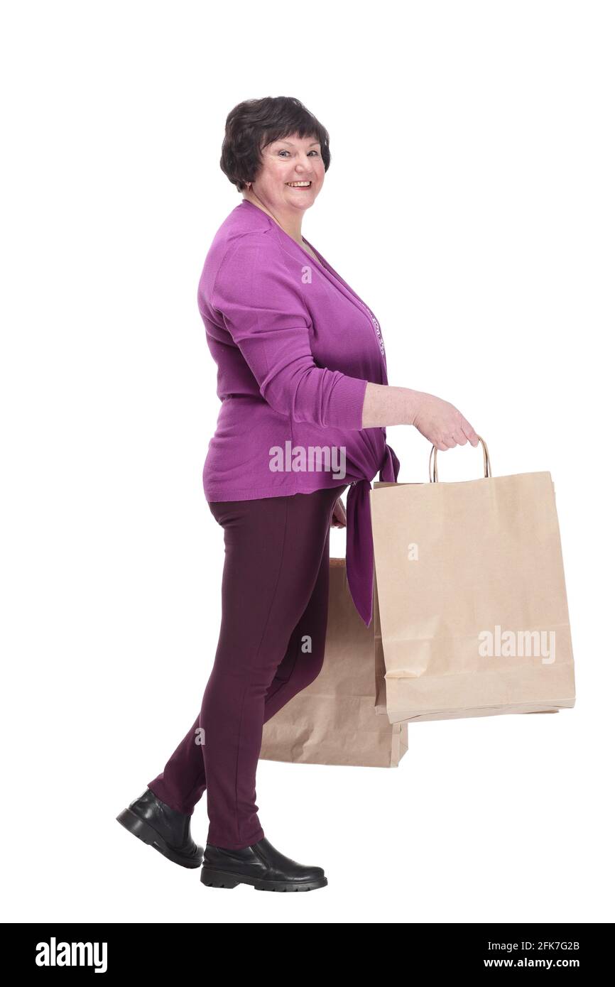 donna anziana casual con borse per lo shopping che si standono in avanti  Foto stock - Alamy