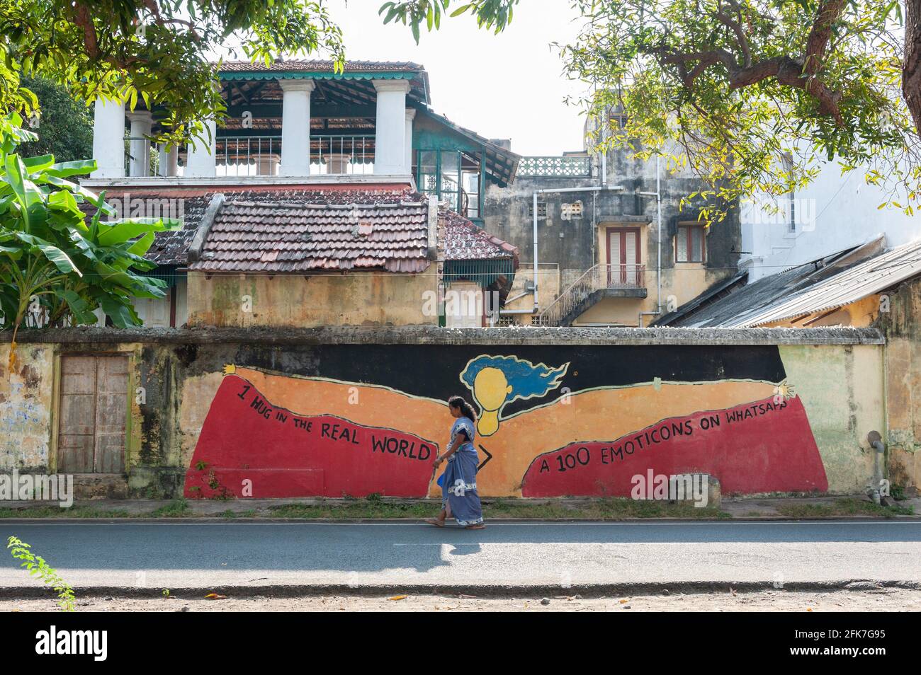 PONDICHERRY, INDIA - 2021 aprile: Un abbraccio nel mondo reale vale più di 100 emoticon su whatsapp. Graffiti dipinte durante la corona. Foto Stock
