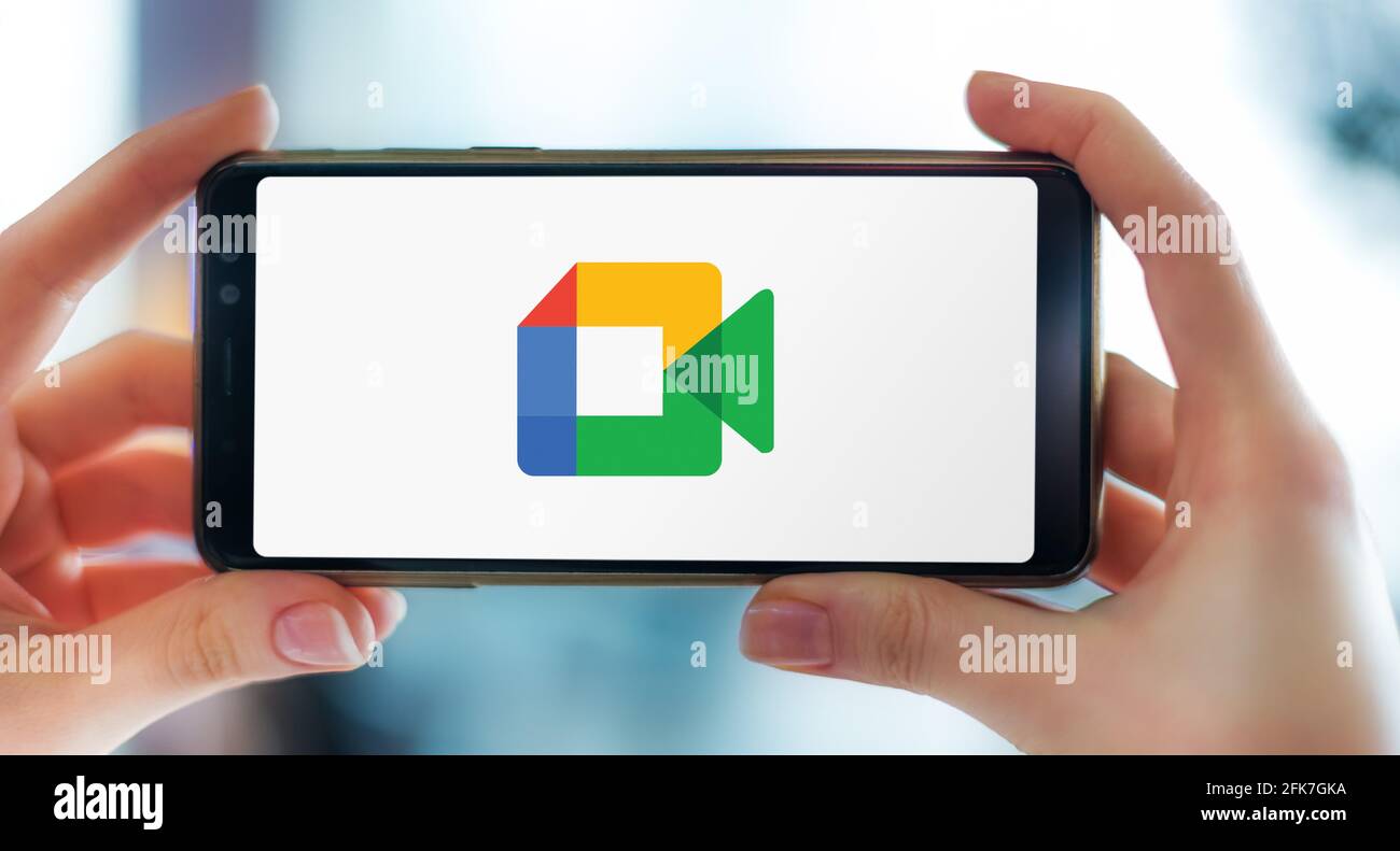 POZNAN, POL - Apr 25, 2021: Hands Holding smartphone con logo di Google Meet, un servizio di comunicazione video sviluppato da Google Foto Stock
