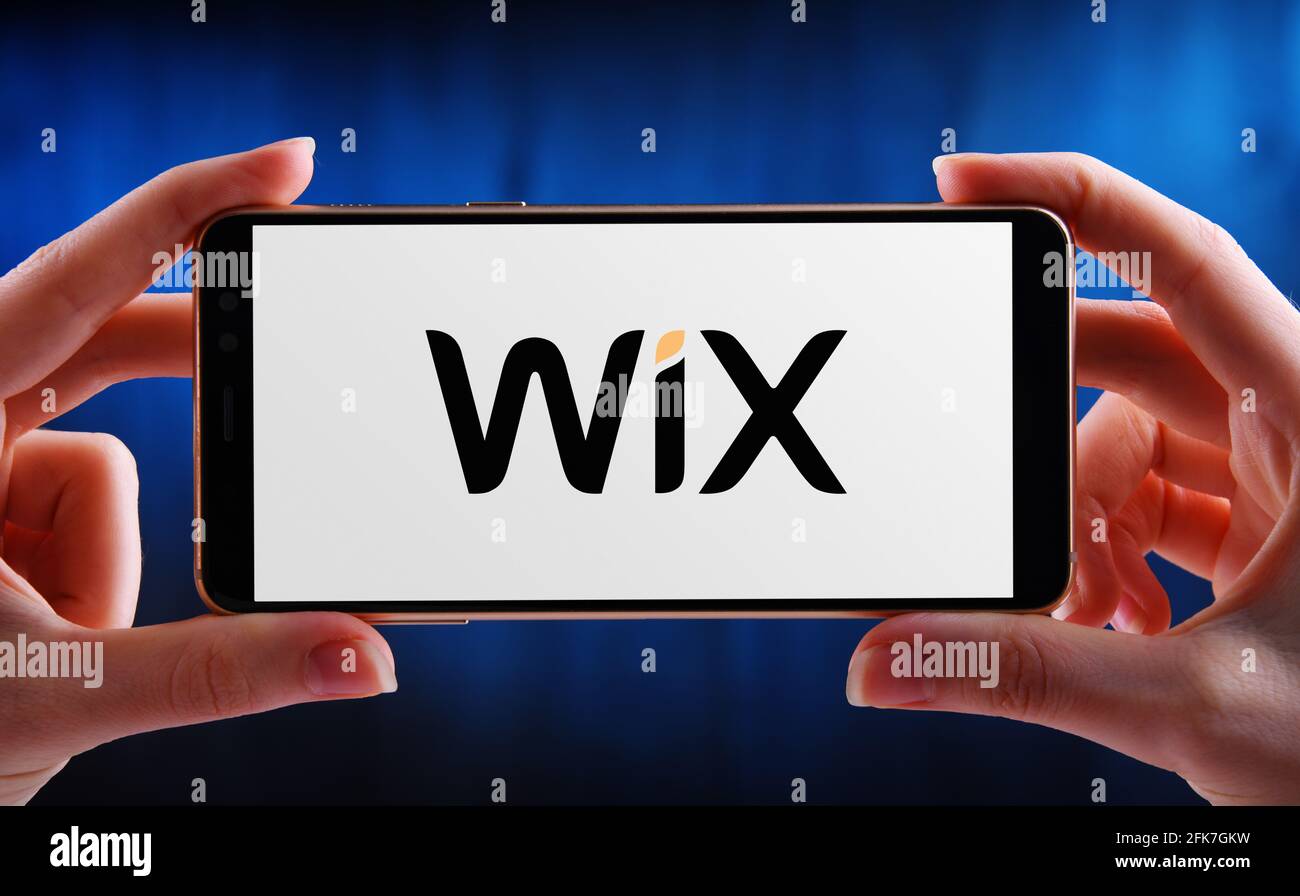 POZNAN, POL - Apr 25, 2021: Smartphone portatile con logo WiX, una società software israeliana, che fornisce servizi di sviluppo web basati su cloud Foto Stock