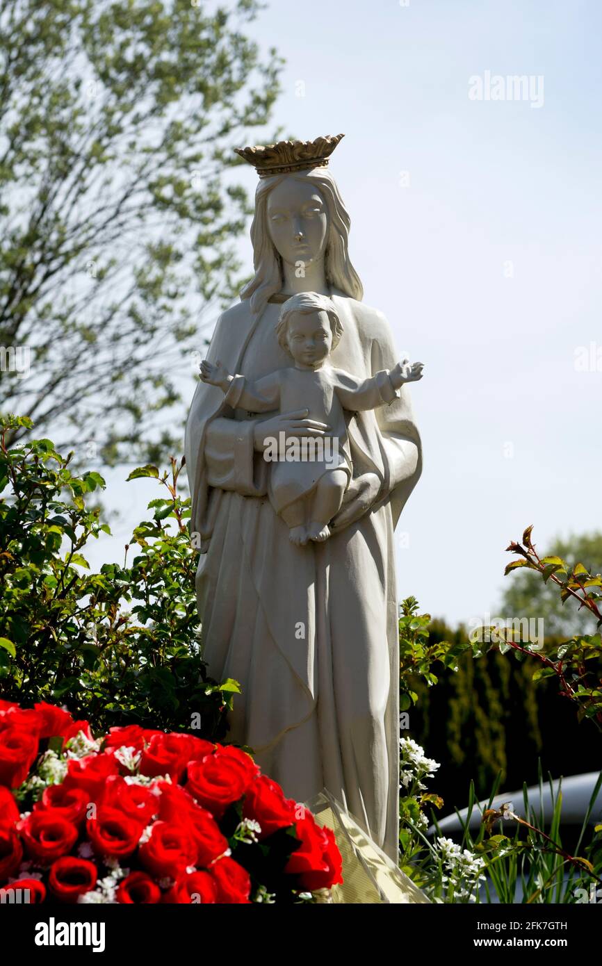 Maria e Gesù bambino statua fuori nostra Signora del Monte Carmelo Chiesa cattolica, Redditch, Worcestershire, Inghilterra, Regno Unito Foto Stock