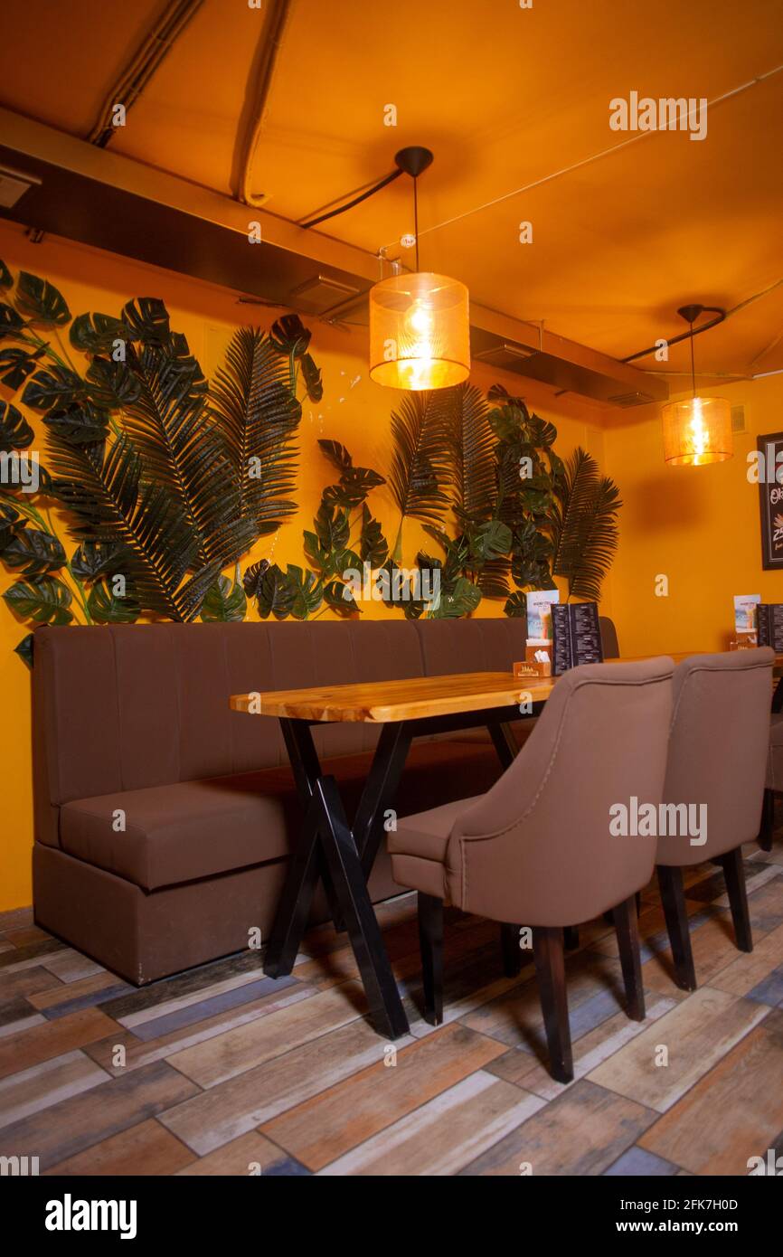 tavoli con divani all'interno dell'arancio. Foto Stock
