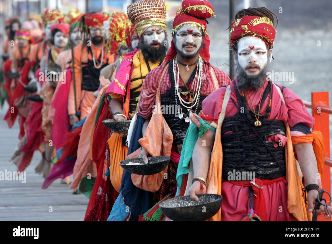 India, Uttarakhand, Haridwar, Kumbh Mela. Un Sadhu un ascetico o praticante di yoga (yogi) che ha dato in su l'inseguimento dei primi tre obiettivi indù di Foto Stock