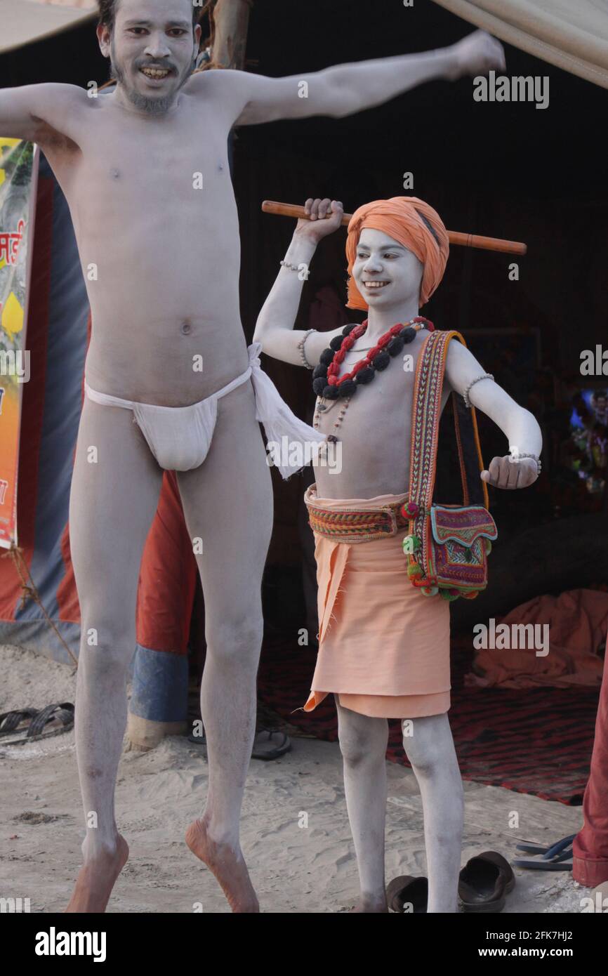 India, Uttarakhand, Haridwar, Kumbh Mela. Un Sadhu un ascetico o praticante di yoga (yogi) che ha dato in su l'inseguimento dei primi tre obiettivi indù di Foto Stock
