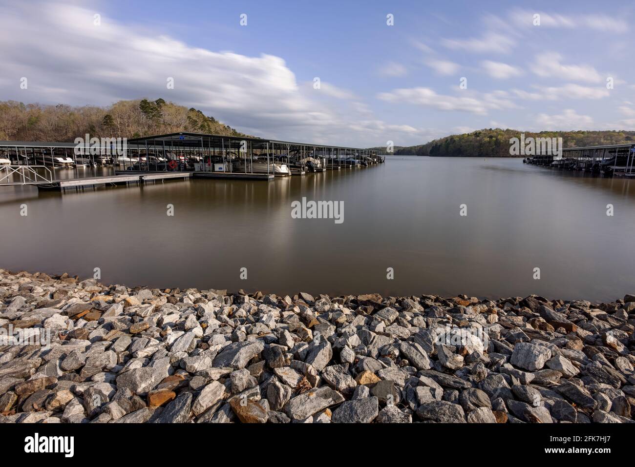 Lago Sidney Lanier - Hall County, Georgia. Le nuvole del pomeriggio soffiano attraverso il cielo sul lago Lanier. Foto Stock