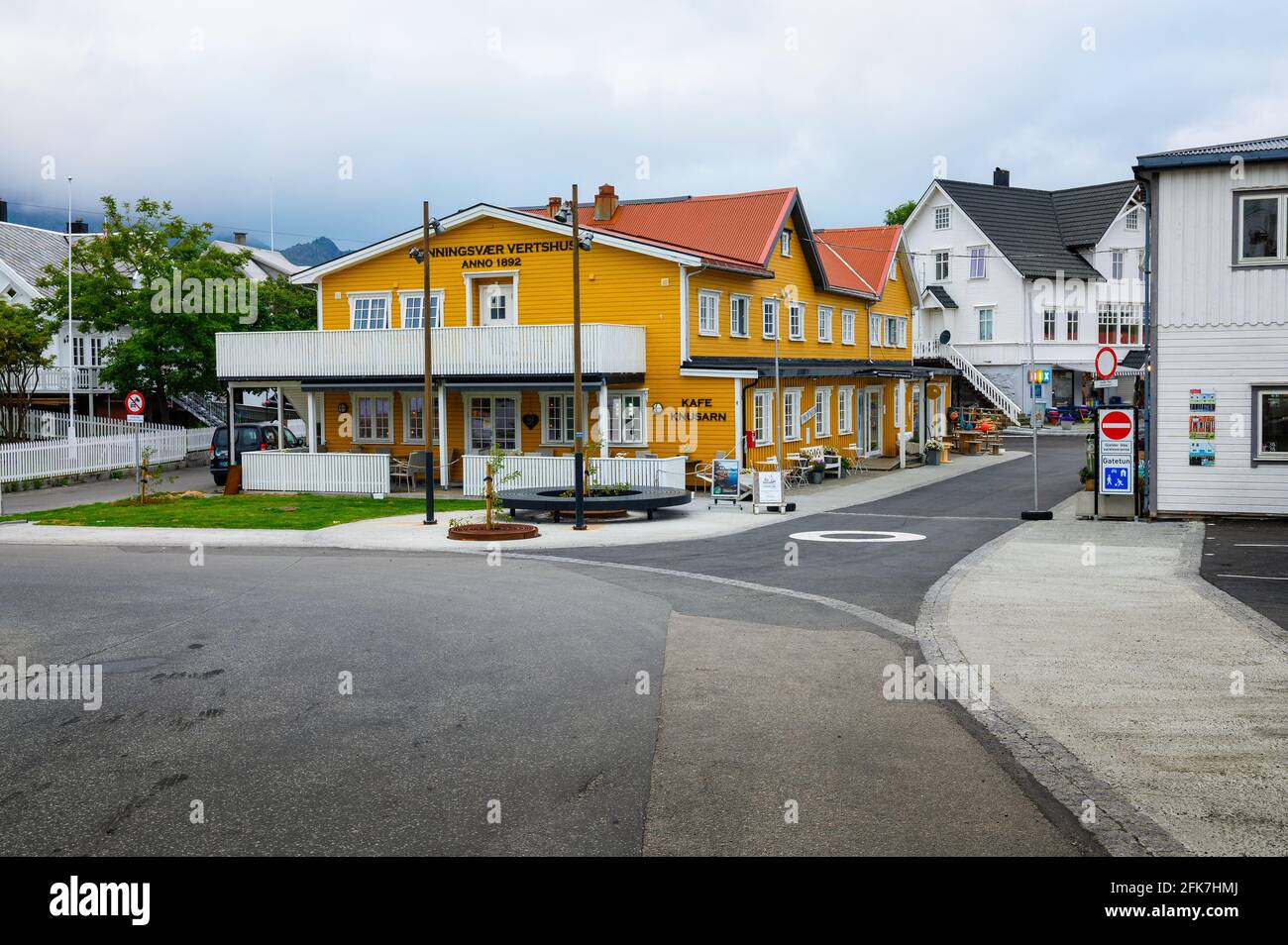 Ristorante e caffè in tipica architettura norvegese a Henningsvaer, Norvegia Foto Stock