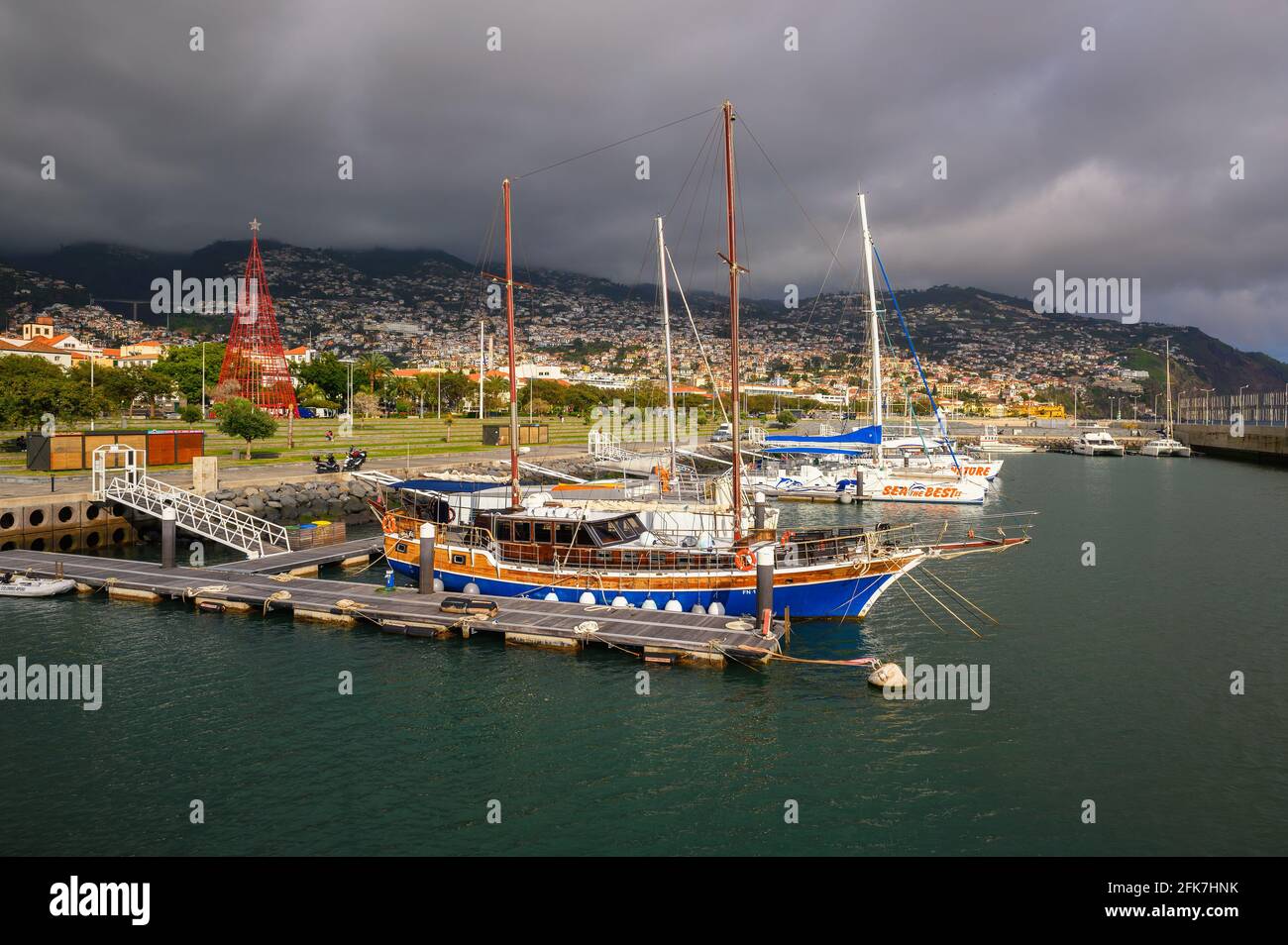 Porto di Funchal, Madeira, con barche e yacht Foto Stock