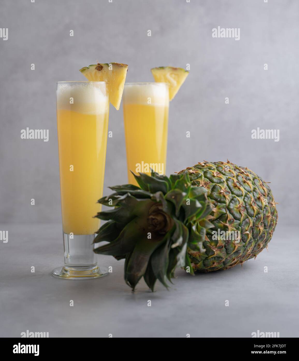Succo di frutta fresco su un bicchiere, succo di ananas Foto Stock